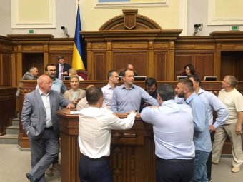 Депутаты объяснили, почему блокируют трибуну