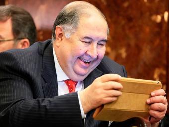 Усманов объяснил передачу особняка фонду однокурсника Медведева