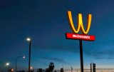 McDonald’s впервые в истории изменил логотип в честь 8 марта