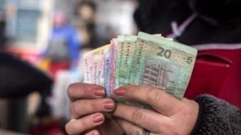 Середня зарплата в Україні в лютому зросла на 201 гривню