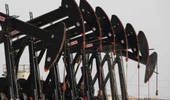 Цены на нефть снижаются в ожидании данных по запасам в США