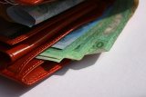 За невыплату зарплаты вовремя предлагают платить компенсацию.