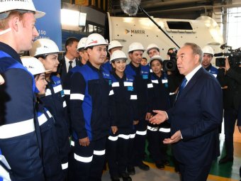 Президент відвідав новий машинобудівний завод в Караганді